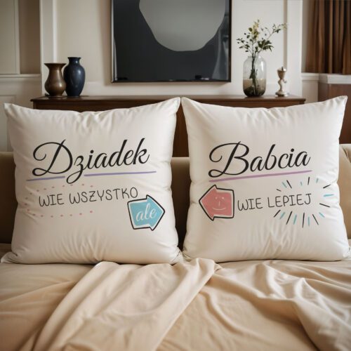 Zestaw dwóch poduszek dla babci i dziadka z nadrukiem , Dziadek wie wszystko , ale babcia wie lepiej