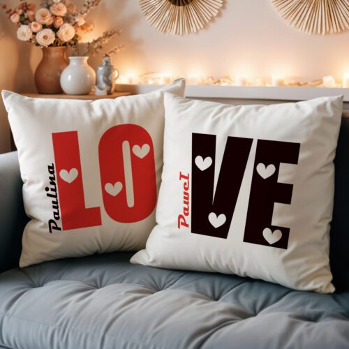 Zestaw dwóch poduszek na walentynki dla pary z imionami zakochanych. prezent na walentynki.