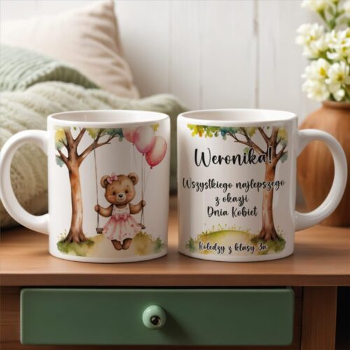 Personalizowany kubek na Dzień Kobiet! Idealny prezent dla dziewczynek w klasie lub przedszkolu. Kubek z misiem na huśtawce z imieniem.