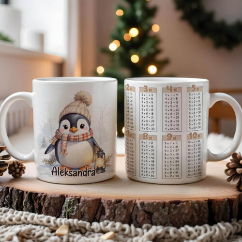 Kubek świąteczny z tabliczką mnożenia, idealny na świąteczny prezent dla klasy. Kubek ozdobiony jest świątecznym wzorem, a tabliczka mnożenia sprawia, że codzienne picie napoju staje się okazją do nauki matematyki